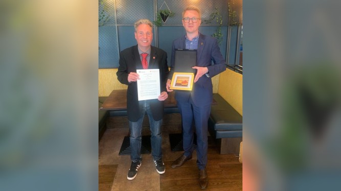 Lingnan University signs its first MoU with the University of Sheffield. (From left: Prof Bradley R. Barnes; Mr Benjamin Short, Head of Partnerships and Global Opportunities, Global Engagement, University of Sheffield)