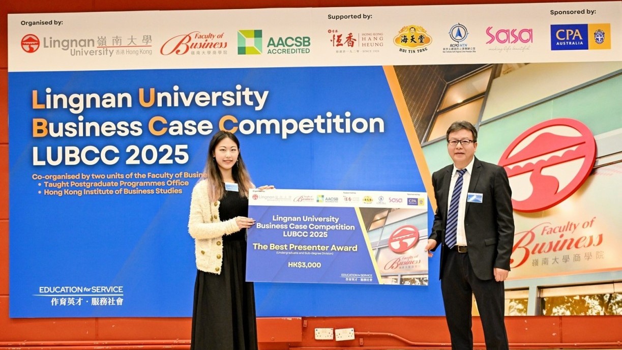 Zhang Jiarui receives the Best Presenter Award in the AD & UG division.