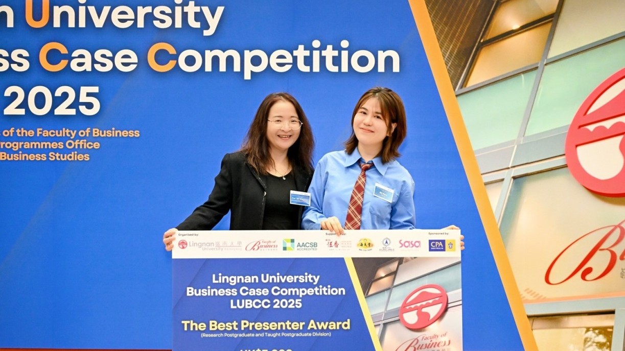Ma Maiqi (right) receives the Best Presenter Award in the RPg & TPg division.