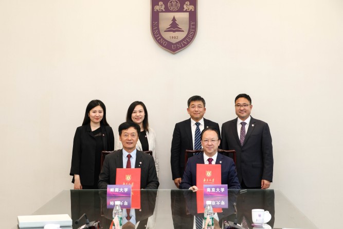 秦校長(前排左)代表嶺大與南京大學簽署戰略合作協議。前排右為南京大學黨委書記、中國科學院院士譚鐵牛。