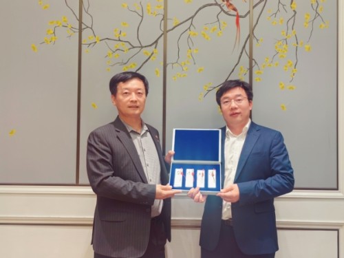 秦校長(左)與安徽大學校長孫長銀教授(右)會面。