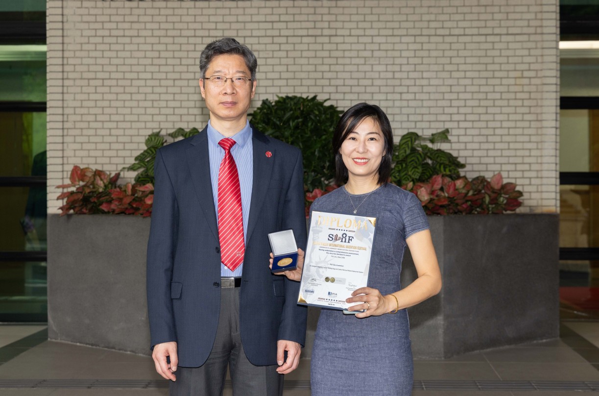 From left: Prof Xin Yao, Vice-President (Research and Innovation) and Tong Tin Sun Chair Professor of Machine Learning; Prof Li Jia, Associate Professor of the School of Interdisciplinary Studies.