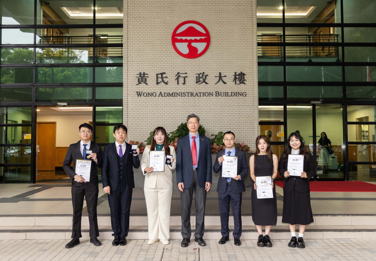 Prof Pan Fei (third from right), Assistant Professor of the School of Interdisciplinary Studies, and his team pose with Prof Xin Yao (fourth from left), Vice-President (Research and Innovation) and Tong Tin Sun Chair Professor of Machine Learning.