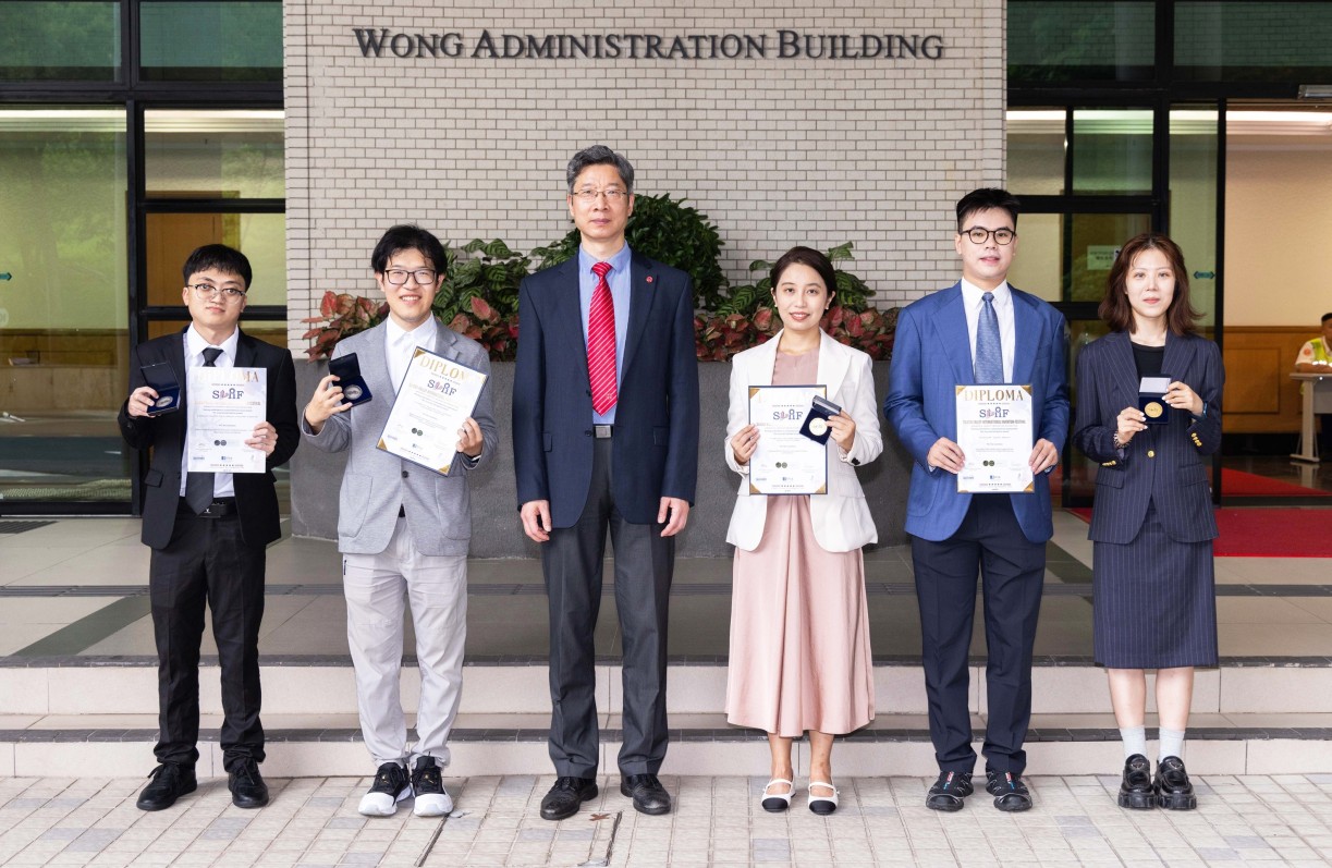 Dr Zhi Shaohua (third from right), Senior Lecturer of the School of the Interdisciplinary Studies, and her team pose with Prof Xin Yao (third from left), Vice-President (Research and Innovation) and Tong Tin Sun Chair Professor of Machine Learning.