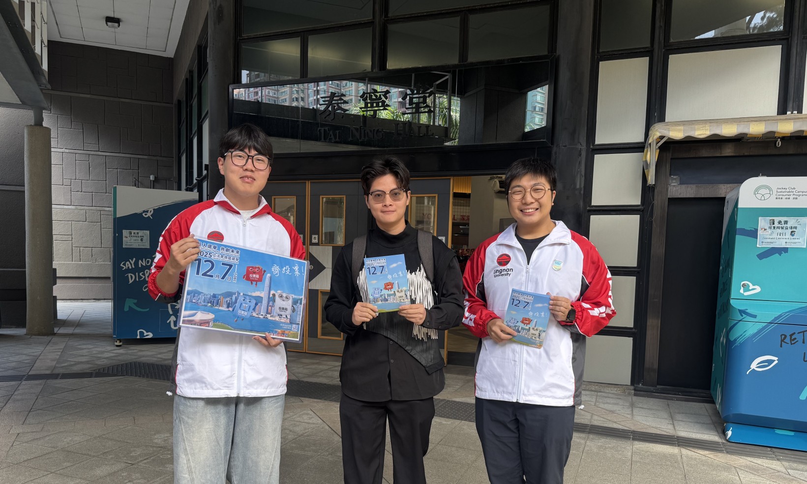 嶺南大學國旗護衛隊成員向同學派發立法會選舉宣傳單張。