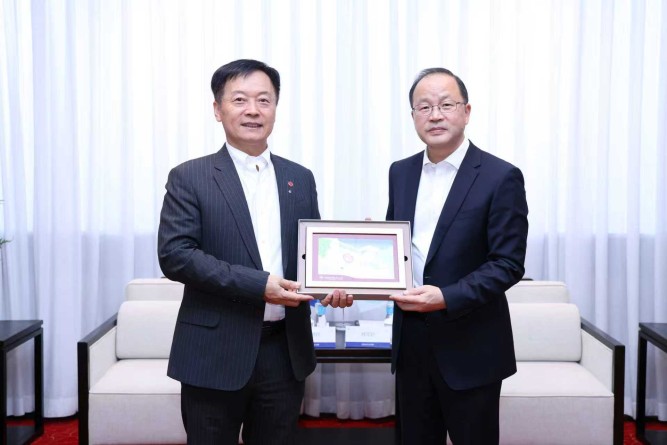 President Qin meets with Prof He Guangcai, Chair of Peking University (PKU) Council for an in-depth discussion.