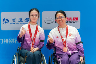 Lingnan elite student-athlete Yuen Wing-ki receives a bronze medal at the NGD