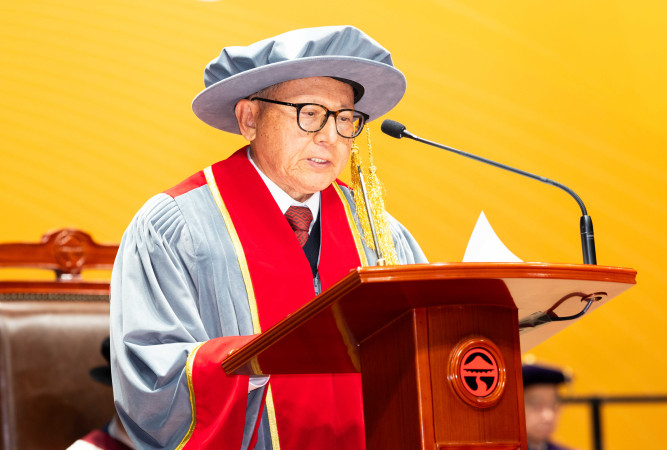 Mr Ng Leung-sing gives his address on behalf of the honorary fellows.
