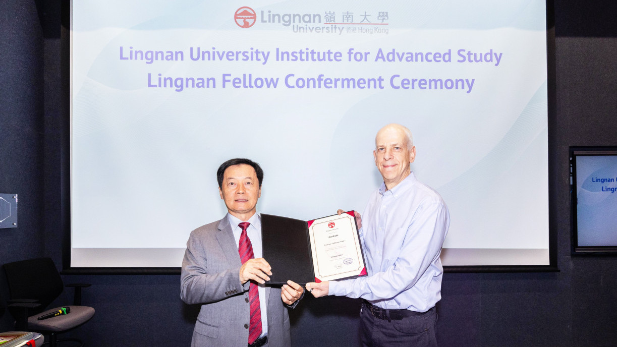 秦泗釗校長(左)向普林斯頓大學電機與計算機工程系奧古斯丁家族教授Guillermo Sapiro教授(右)頒授「嶺南院士」榮銜。