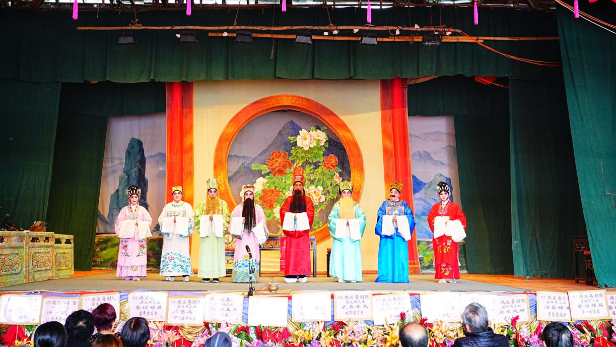 冼教授带领岭大学生观赏神功戯。