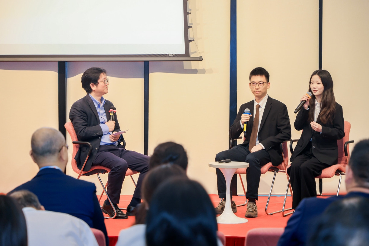 在學嶺大學生互動分享學習成果。