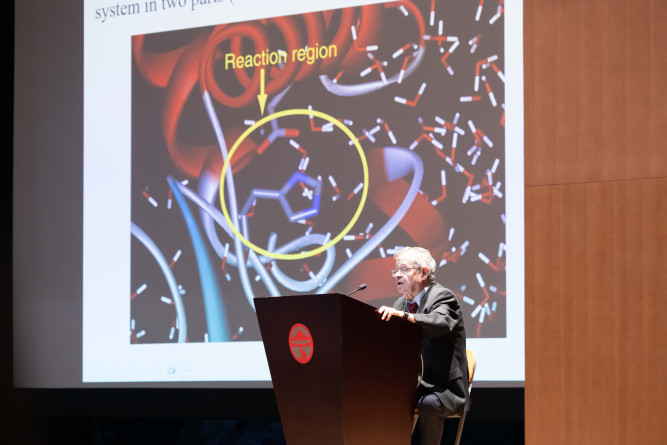 瓦谢尔教授以「生物作用的静电基础」为题演讲。