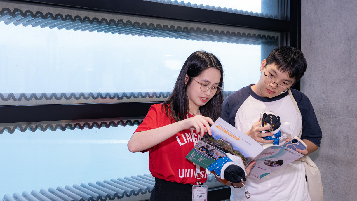 学生大使分享校园生活点滴,并解答准大学生及家长的提问。