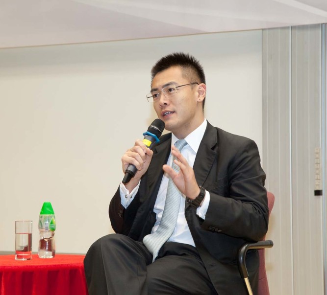 刘鸣炜於大学论坛谈青年的机遇和出路