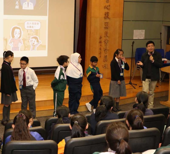 Primary school students experience university life 