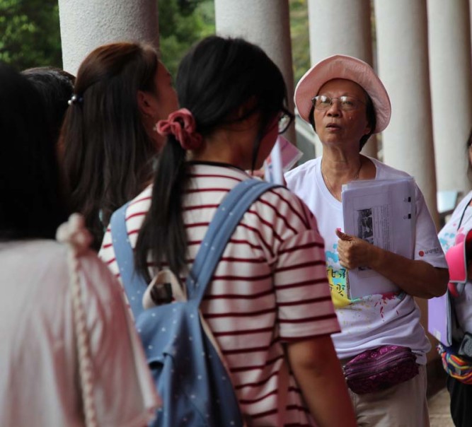 Guided campus tour that integrates with service-learning