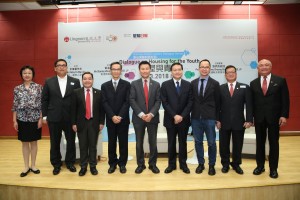 Prof Anthony Cheung Bing-leung and Mr Stanley Wong Yuen-fai discuss housing issues at Distinguished Leaders Dialogue