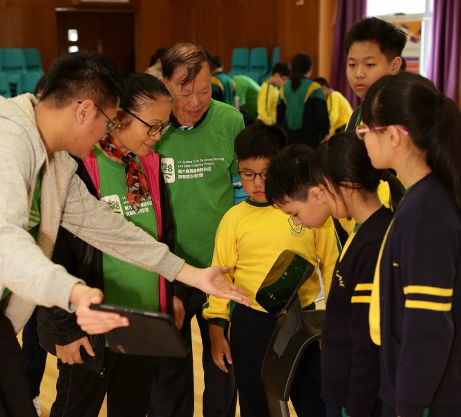 岭大乐龄科技体验站 向小学生介绍智能安老
