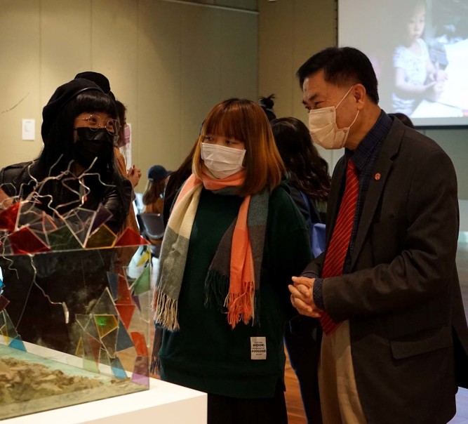  Students showcase art talent at STEP BY STEP exhibition Title (繁)*