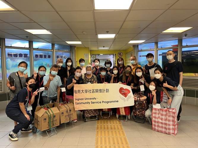 Lingnan volunteers visit Tuen Mun elderly – to cheer them and celebrate the Mid-Autumn Festival