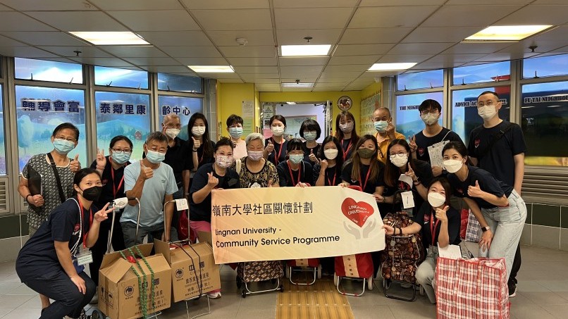 Lingnan volunteers visit Tuen Mun elderly – to cheer them and celebrate the Mid-Autumn Festival