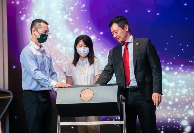 President-designate Prof Joe S Qin picks the grand prize in the lucky draw.