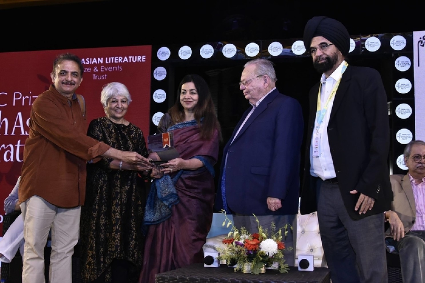 Prof Tejaswini NIRANJANA (2nd left) receives the DSC Prize for South Asian Literature 2018 in India.