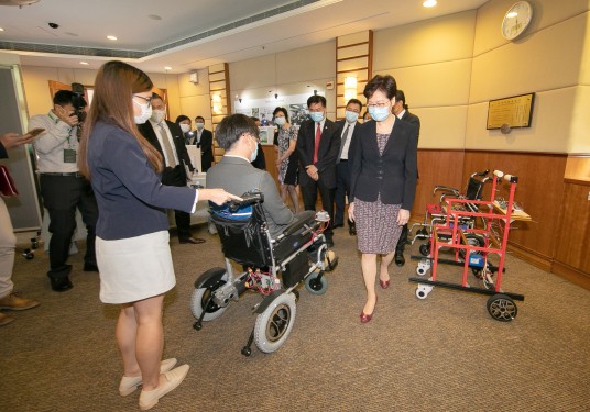 行政长官对岭大的人道科技原创发明「轮椅把手感应系统」极感兴趣。