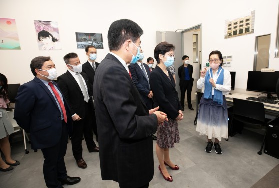  Prof Emily Yeh Yueh-yu, Dean of the Faculty of Arts (right) briefs the Chief Executive about the uniqueness of the Animation and Digital Arts Lab. 