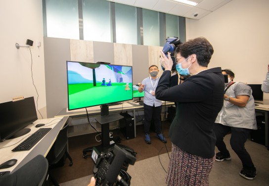 行政长官试用动画及数码艺术多媒体中心的先进设备。