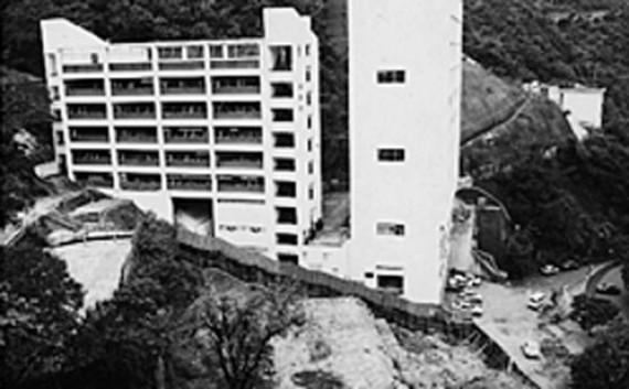 獲批准註冊為專上學院，易名嶺南學院，開始提供由政府資助的課程。