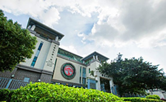 被《福布斯》評為「亞洲十大頂尖博雅學院」