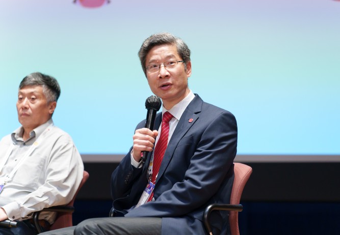 Prof Xin Yao, Vice President (Research and Innovation) and Tong Tin Sun Chair Professor of Machine Learning, Lingnan University (Right)