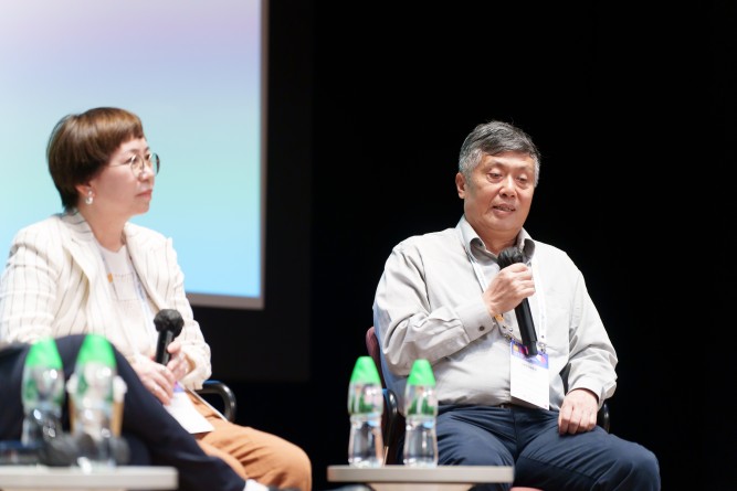 Professor Weijia Jia, Director of Institute of AI and Future Networks at Beijing Normal University (BNU-Zhuhai) (Right)
