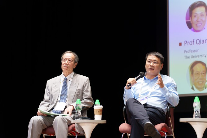 Professor Laurence T. Yang, Academic Vice-President and Dean of the School of Computer Science and Artificial Intelligence, at Zhengzhou University (Right)