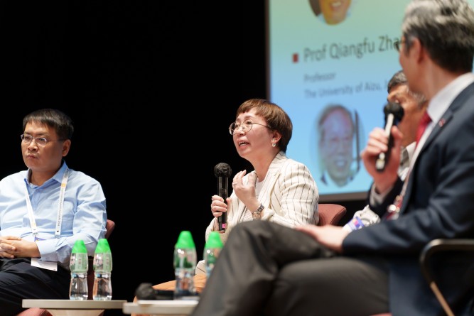 Professor Jian Yang, the inaugural Director of the Macquarie University Data Horizons Research Centre and the Founding and Deputy Director of Macquarie’s Applied AI Research Centre (Middle)