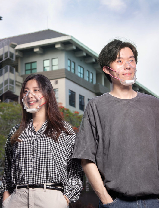 12° Mask: innovative transparent mask for barrier-free communication