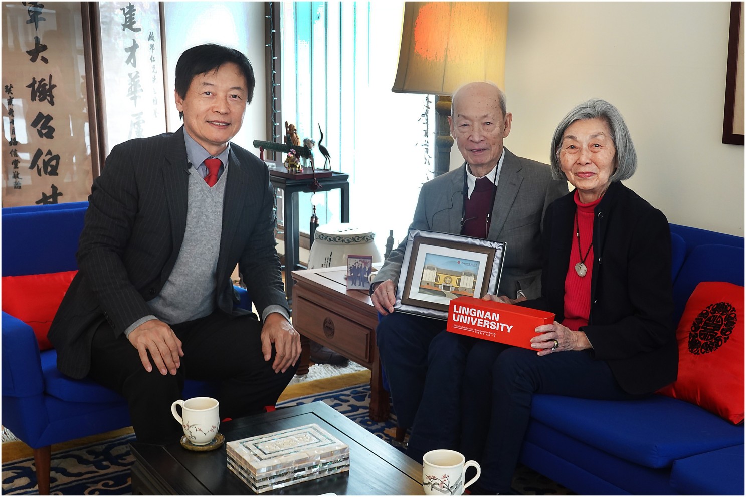 Prof S. Joe Qin, President of Lingnan University, presents souvenirs to Prof Gregory Chow Chi-chong and his wife, Paula Chow. (From left to right: President Qin, Prof Chow, Paula Chow)
