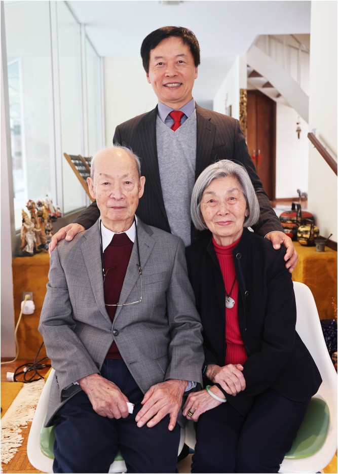 President Qin engages in a dialogue with renowned economist Prof Gregory Chow Chi-chong.