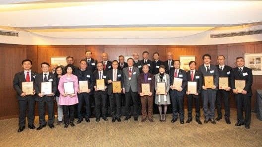嶺南大學校長秦泗釗教授（前排左一）及協理副校長（策略型研究）鄺得互教授（前排右四）膺選爲2023 年度香港工程科學院院士。