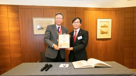 Prof Sam Kwong Tak-wu, Associate Vice-President (Strategic Research) and Chair Professor of Computational Intelligence of Lingnan University (right).