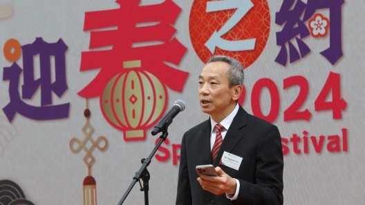 Mr Augustine Lui, Chairman of Lingnan Education Organization, speaks.