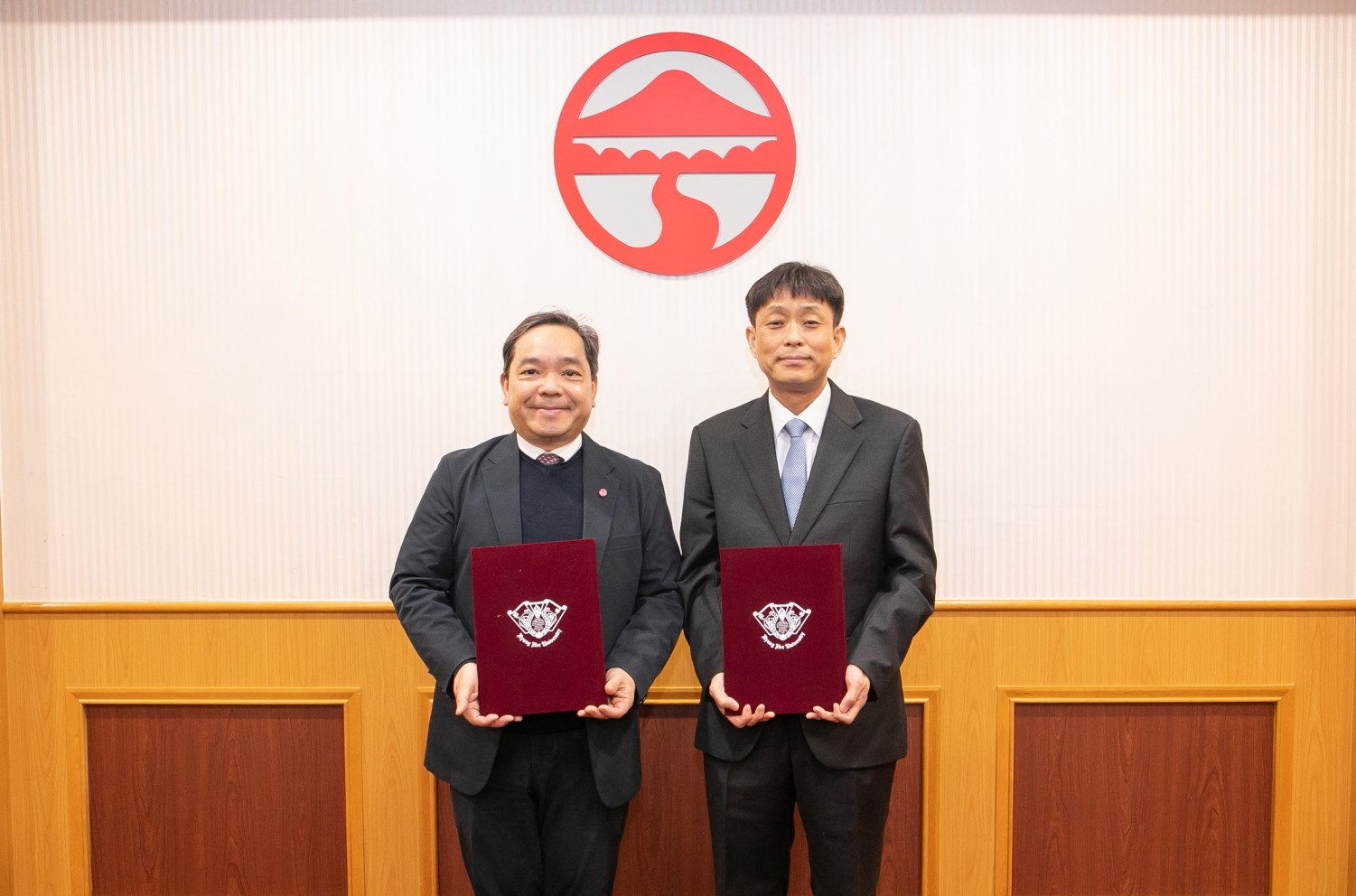  Prof Joshua Mok Ka-ho, Vice-President and Dean of the School of Graduate Studies, Lingnan University (left), and Prof Sunil Kim, Chair of the Department of Asian Studies and Director of the Double Degree Programme (right).