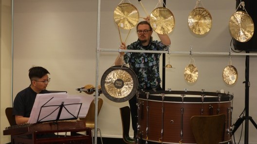 Immersive music performances take place during the ceremony.