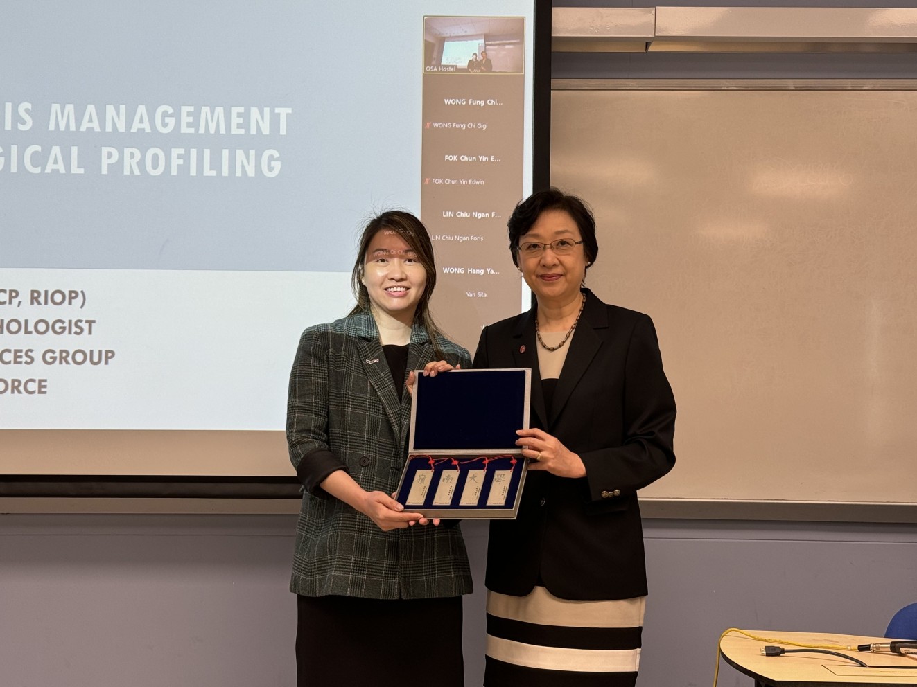 Prof Li Donghui (right), Associate Vice-President (Student Affairs) of Lingnan University, presents a souvenir to Dr Lau Wing-man, Clinical Psychologist of the Psychological Services Group of the Hong Kong Police Force.