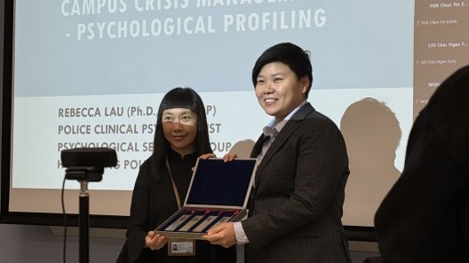 Ms Irene Ng Wai-ming (left), Director of Student Affairs, presents a souvenir to Madam Dorothy Nieh, Chief Officer of the Police Negotiation Cadre of the Hong Kong Police Force.