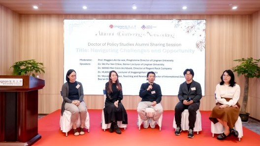 劉嘉慧教授（左一）主持「應對挑戰與把握機遇」分享會。