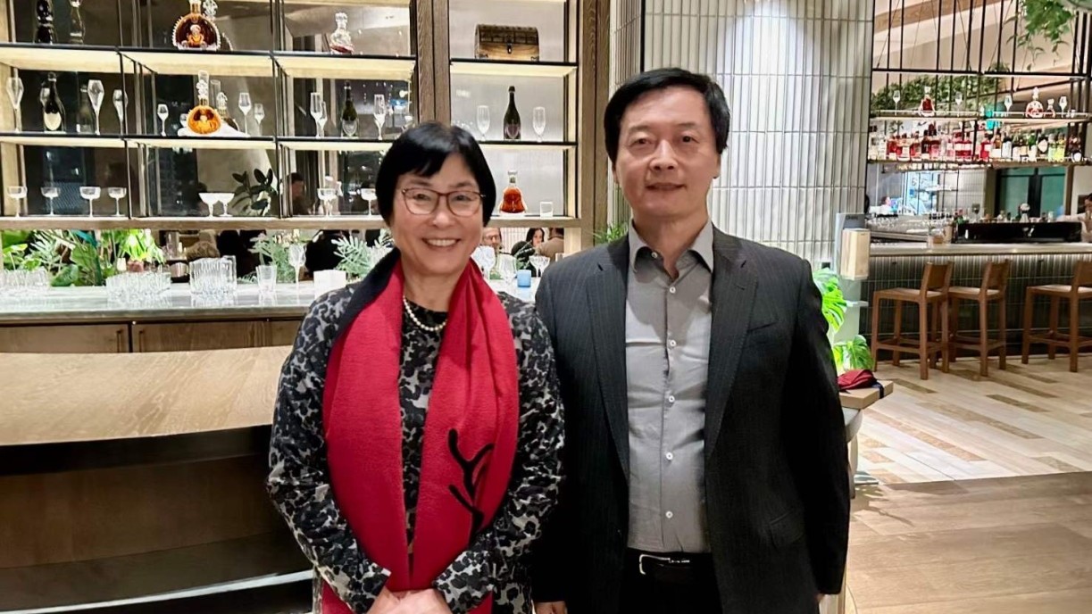 President Qin (right) engages in a dialogue with Prof Zhou Min (left), a member of both the National Academy of Sciences and the American Academy of Arts and Sciences, and a Professor of Sociology and Asian American Studies at the University of California, Los Angeles (UCLA).