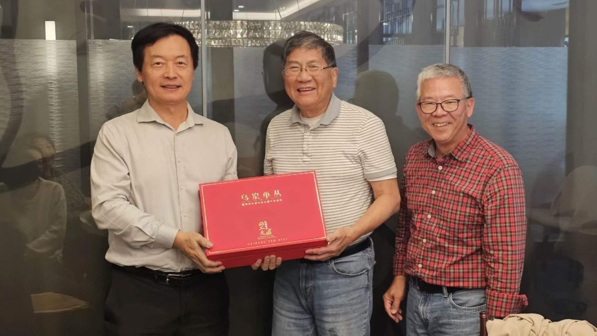 President Qin (left) meets with Prof Jong-shi Pang (left 2), a member of the US National Academy of Engineering at USC.
