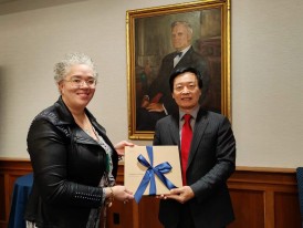 President Qin (right) visits Pomona College in the US and meets with President G. Gabrielle Starr (left).